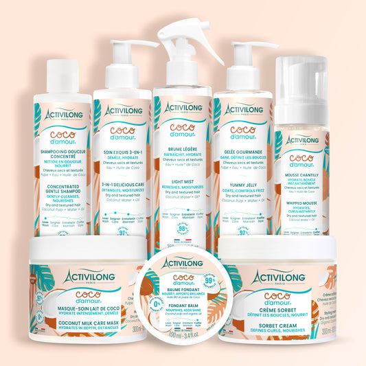 Les huit produits de la gamme Coco d'Amour réunis sur fond rosé : le Shampooing douceur concentré, le Soin exquis 3-en-1, la Brume légère, la Gelée gourmande, la Mousse Chantilly, le Masque-soin lait de coco, le Baume fondant et la Crème sorbet.
