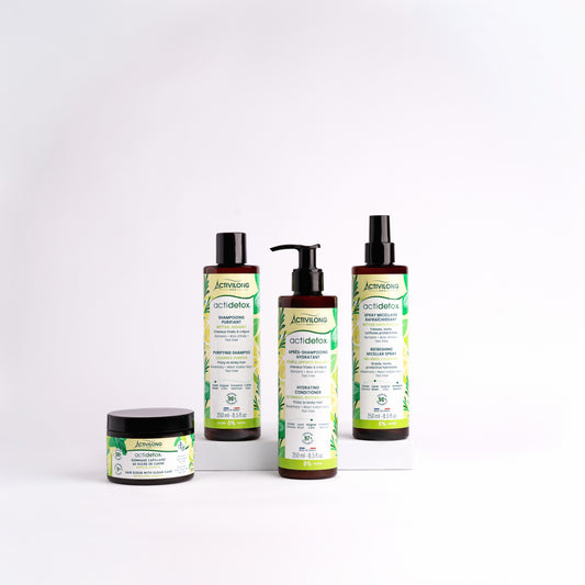 Les quatre soins de la gamme Actidetox d'Activilong alignés sur fond blanc : le Gommage capillaire en pot, le Shampooing purifiant, l'Après-shampooing hydratant à pompe et le Spray micellaire rafraîchissant.