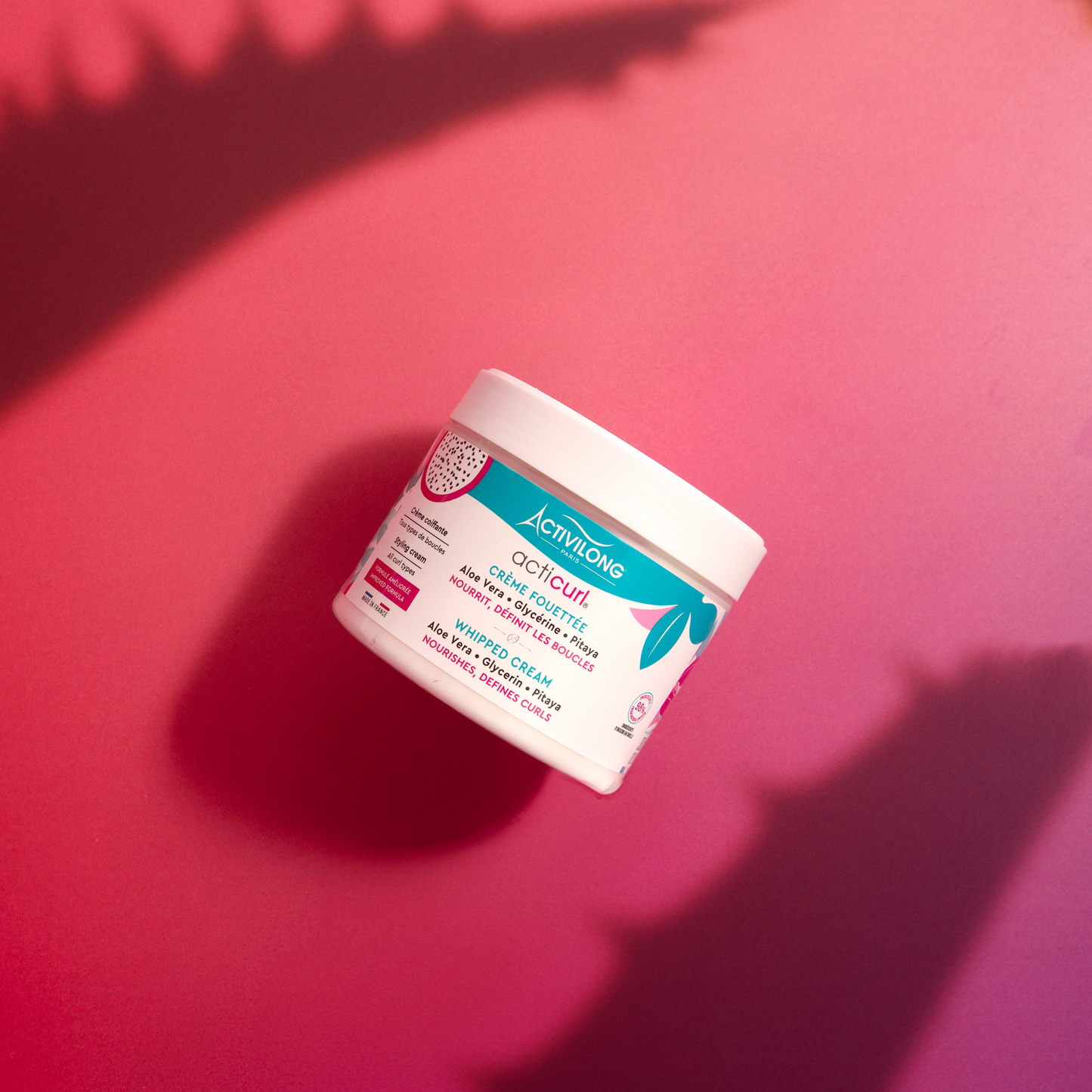 Pot de Crème Fouettée Acticurl sur fond rose avec jeu d’ombres