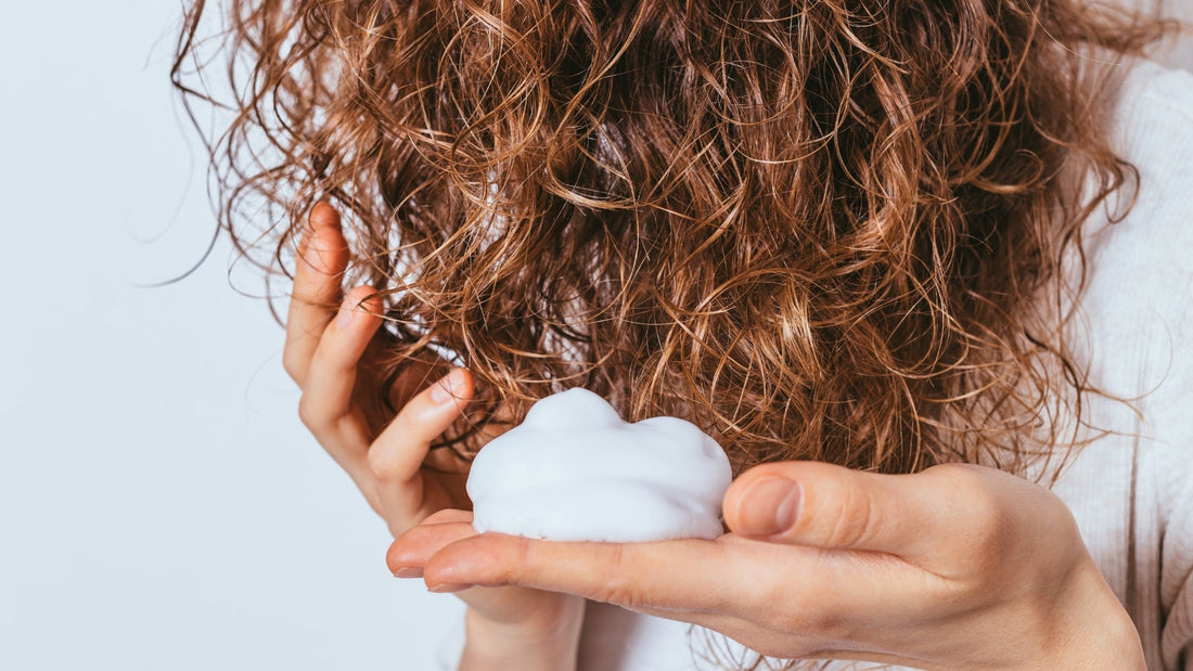 mousse ou crème pour cheveux bouclés