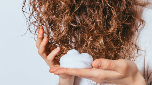 mousse ou crème pour cheveux bouclés