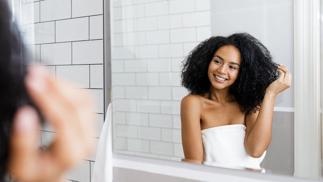 Cheveux ondulés, bouclés, frisés, crépus : quelles différences et comment en prendre soin ?