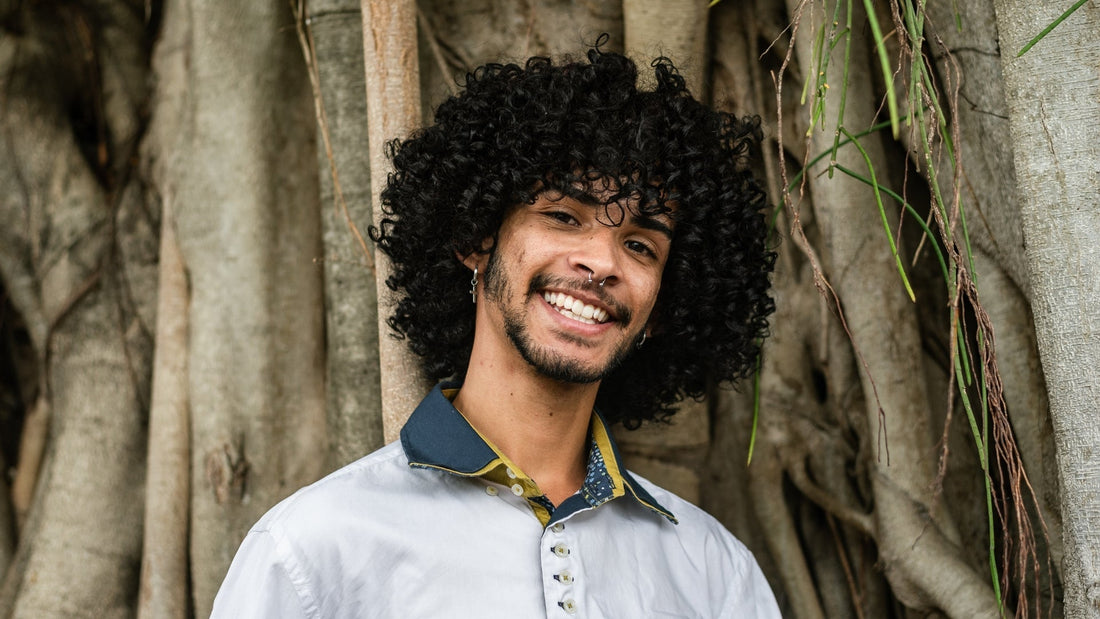 Cheveux bouclés homme : coiffures tendance & entretien