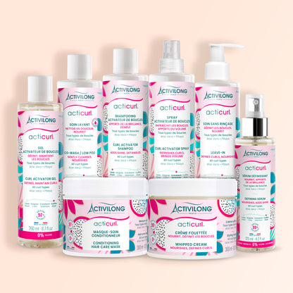 Packshot des 8 produits de la gamme Acticurl sur fond crème 