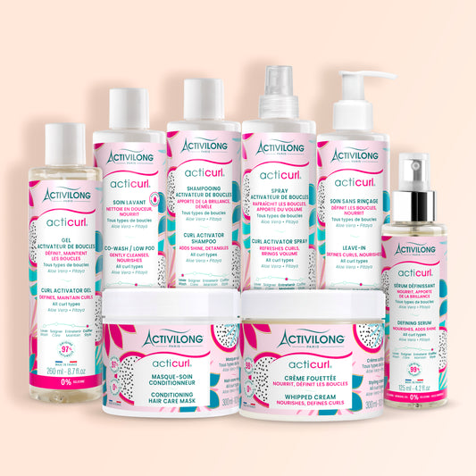 Packshot des 8 produits de la gamme Acticurl sur fond crème 