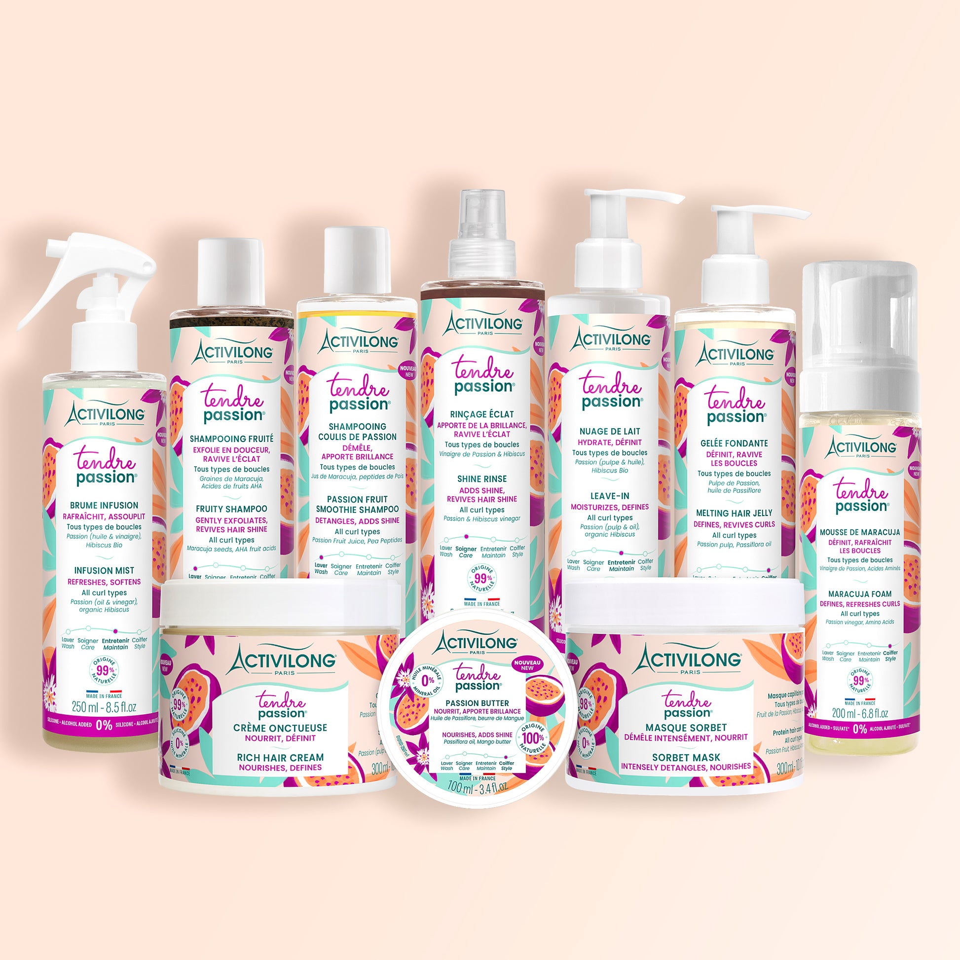 Les dix produits de la gamme Tendre Passion réunis sur fond rosé : la Brume infusion, le Shampooing fruité, le Shampooing coulis de passion, le Rinçage éclat, le Nuage de lait, la Gelée fondante, la Mousse de maracuja, la Crème onctueuse, le Passion butter et le Masque sorbet.