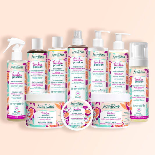 Les dix produits de la gamme Tendre Passion réunis sur fond rosé : la Brume infusion, le Shampooing fruité, le Shampooing coulis de passion, le Rinçage éclat, le Nuage de lait, la Gelée fondante, la Mousse de maracuja, la Crème onctueuse, le Passion butter et le Masque sorbet.