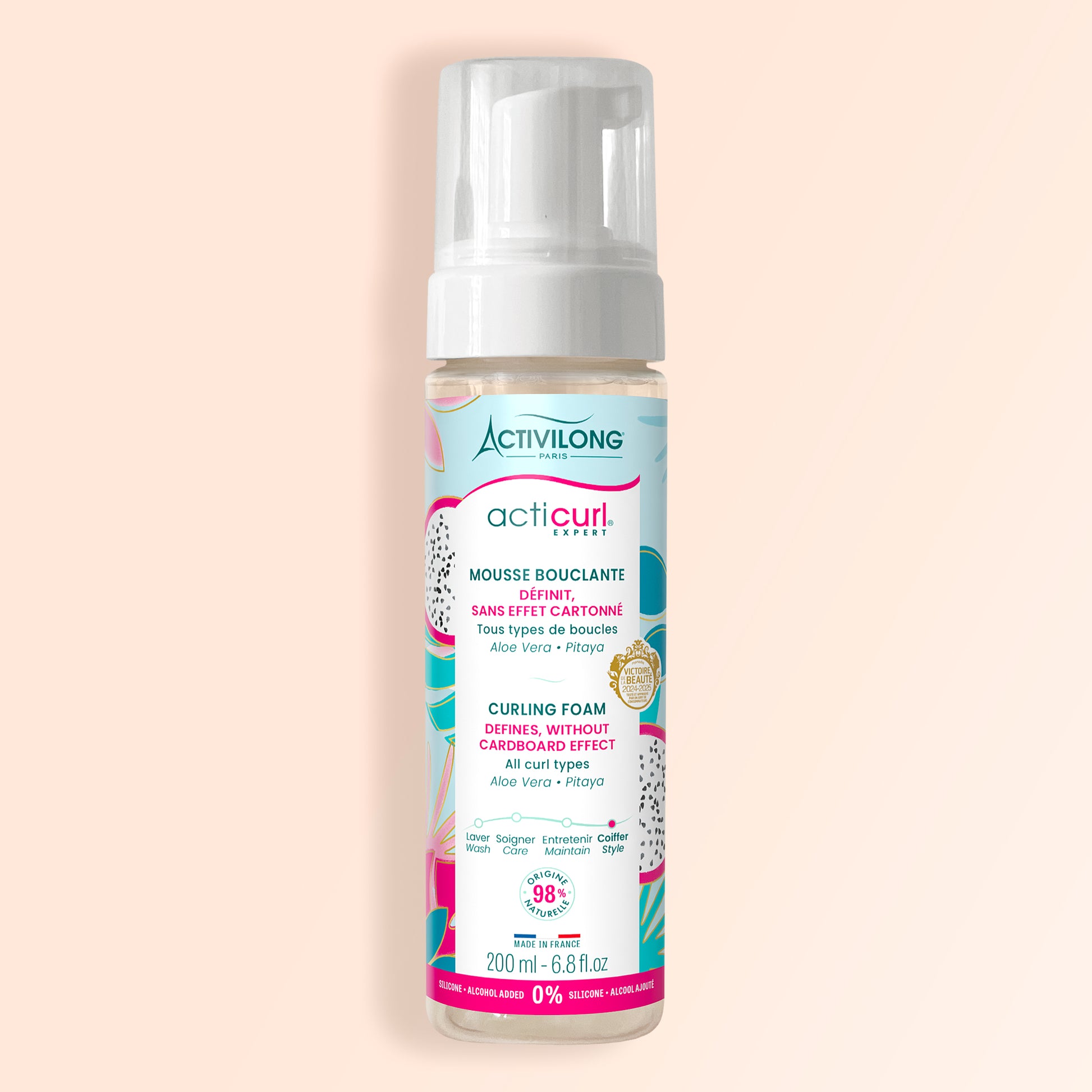 Packshot Mousse bouclante Acticurl Expert 200 ml pour cheveux bouclés, flacon avec pompe sur fond crème