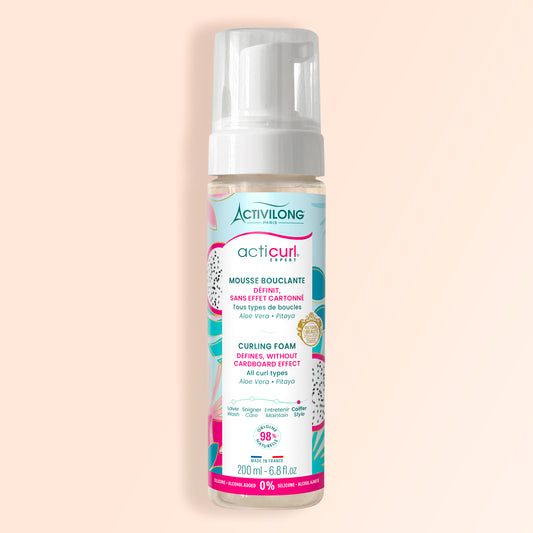 Packshot Mousse bouclante Acticurl Expert 200 ml pour cheveux bouclés, flacon avec pompe sur fond crème