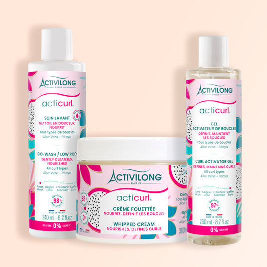 Packshot des produits composant le trio wash n go Acticurl sur fond crème
