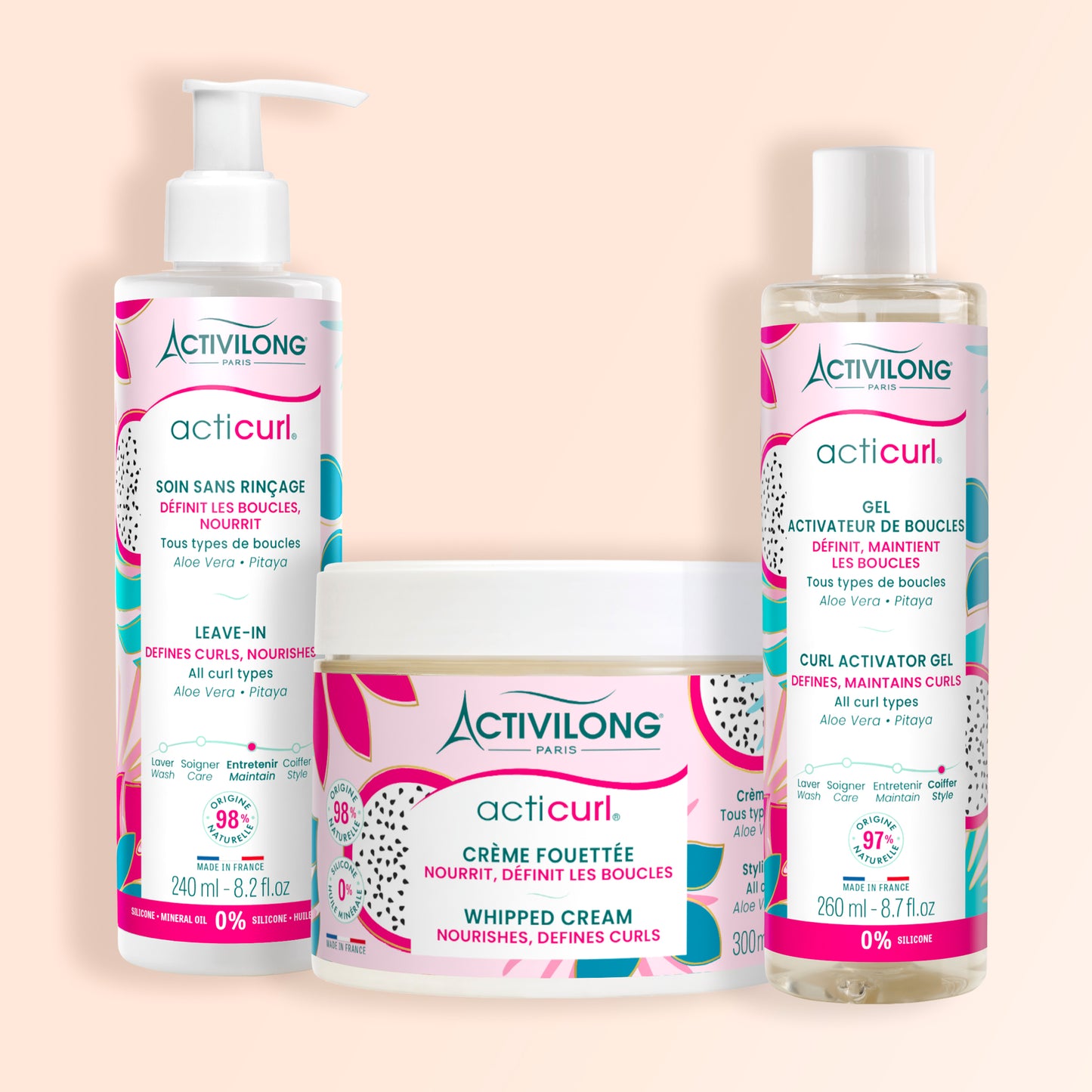 Packshot des trois produits Acticurl composant le trio coiffant sur fond crème