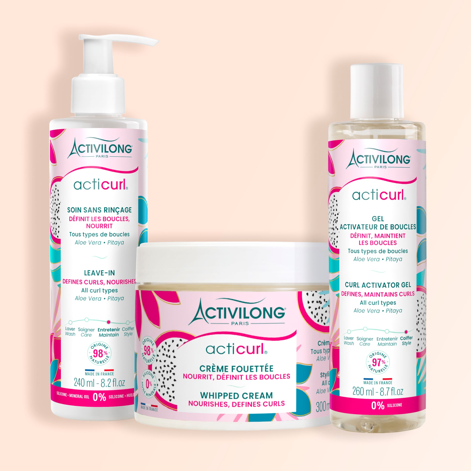 Packshot des trois produits Acticurl composant le trio coiffant sur fond crème