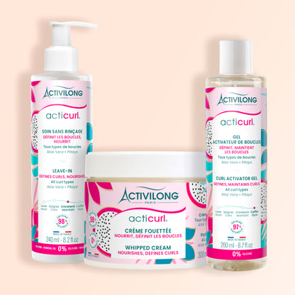 Packshot des trois produits Acticurl composant le trio coiffant sur fond crème
