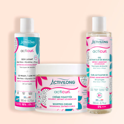 Packshot des produits composant le trio wash n go Acticurl sur fond crème