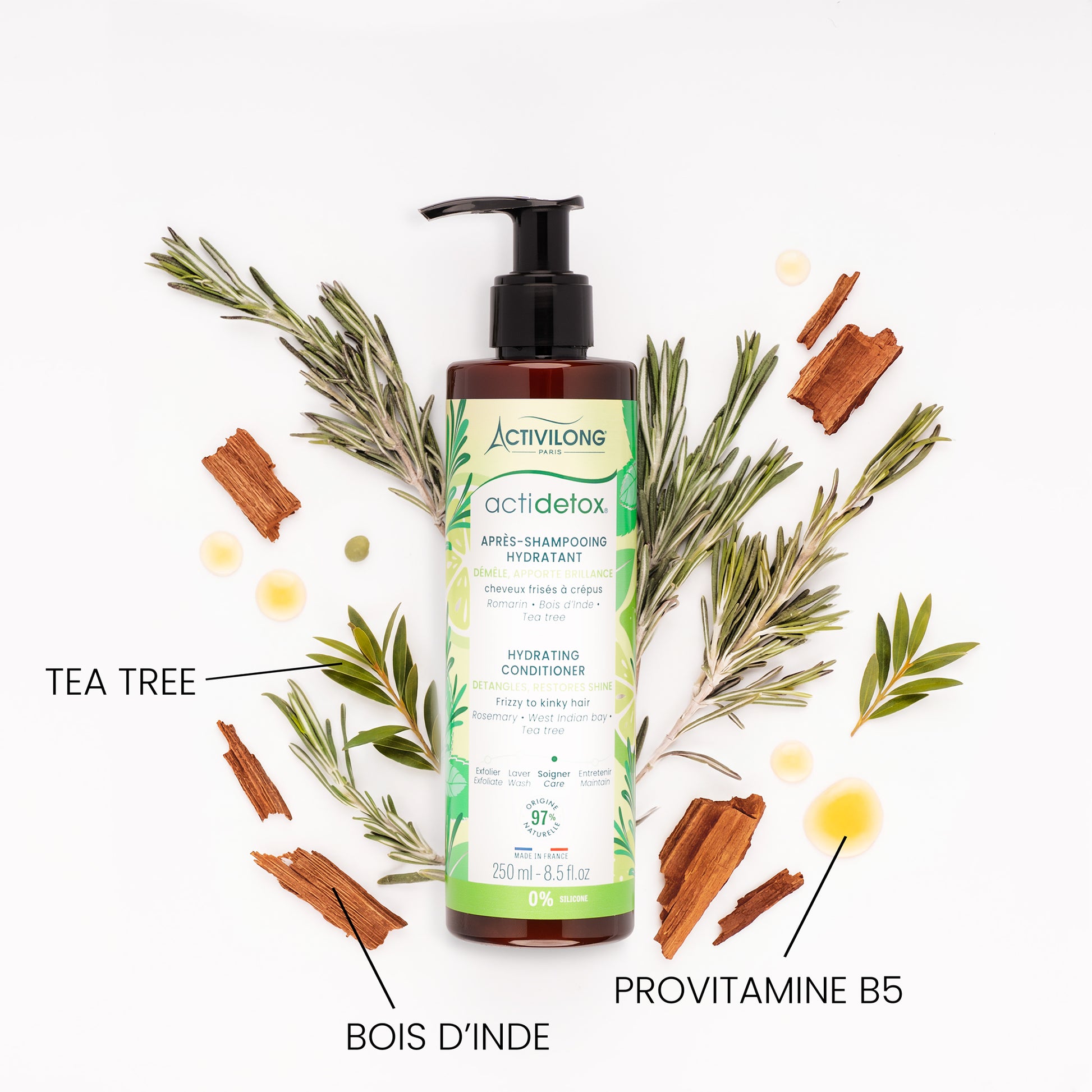 Flacon-pompe d'Après-shampooing hydratant Actidetox entouré de ses actifs sur fond blanc : branches de romarin, rameaux de tea tree, morceaux d'écorce de bois d'Inde et gouttes de provitamine B5, avec les mentions « Tea tree », « Bois d'Inde » et « Provitamine B5 ».