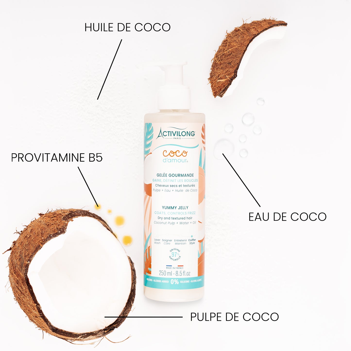 Flacon-pompe de Gelée gourmande Coco d'Amour entouré de ses actifs sur fond blanc : pulpe de coco, morceaux de coco, huile de coco, gouttes d'eau de coco et gouttes de provitamine B5, avec les mentions « Huile de coco », « Provitamine B5 », « Eau de coco » et « Pulpe de coco ».