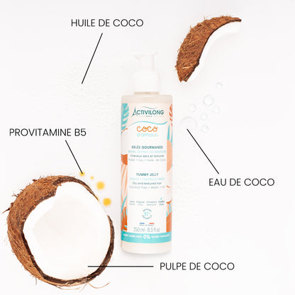 Flacon-pompe de Gelée gourmande Coco d'Amour entouré de ses actifs sur fond blanc : pulpe de coco, morceaux de coco, huile de coco, gouttes d'eau de coco et gouttes de provitamine B5, avec les mentions « Huile de coco », « Provitamine B5 », « Eau de coco » et « Pulpe de coco ».