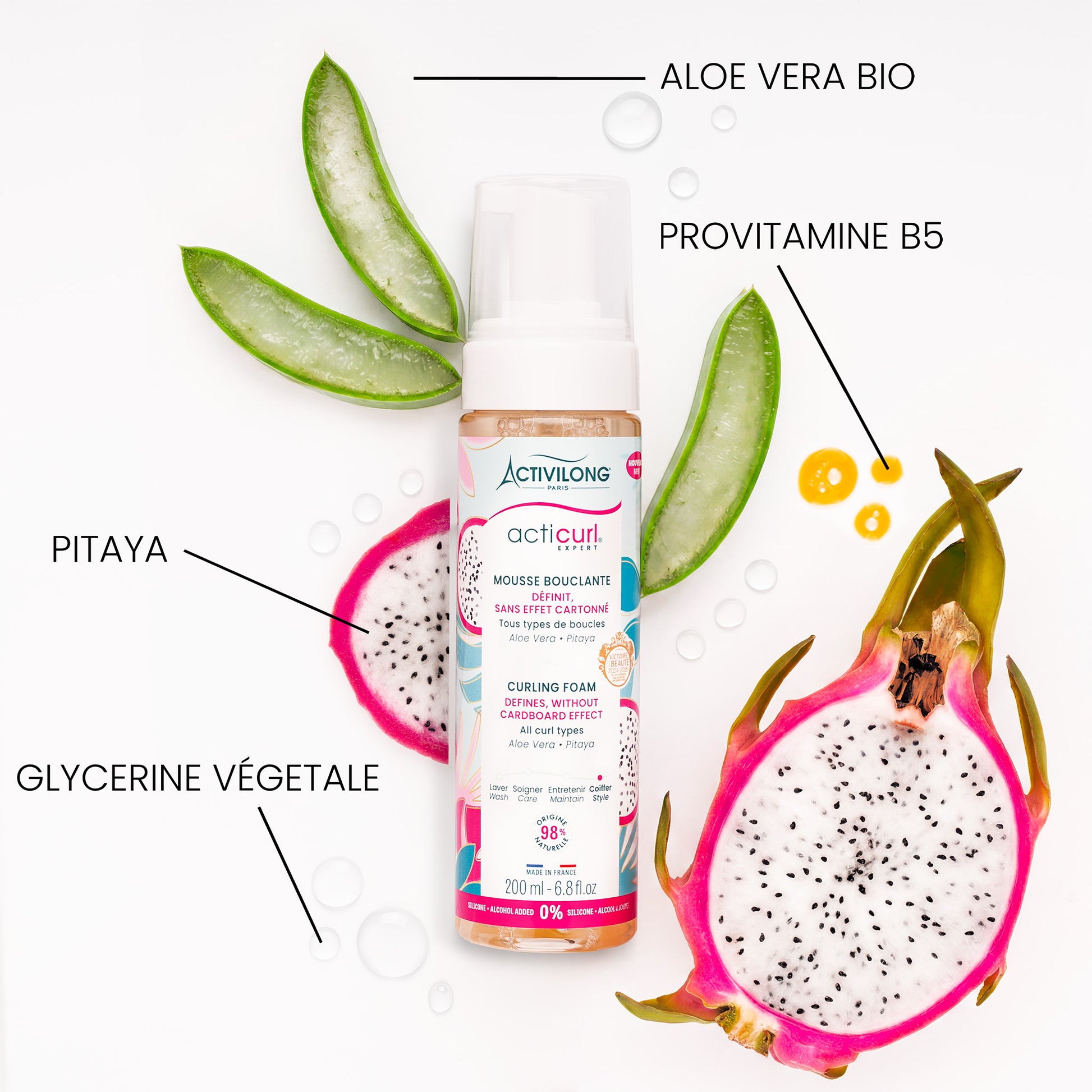 Visuel d'un Flacon de la Mousse Bouclante Acticurl Expert entouré de ses actifs aloe vera bio, provitamine B5, pitaya et glycérine végétale