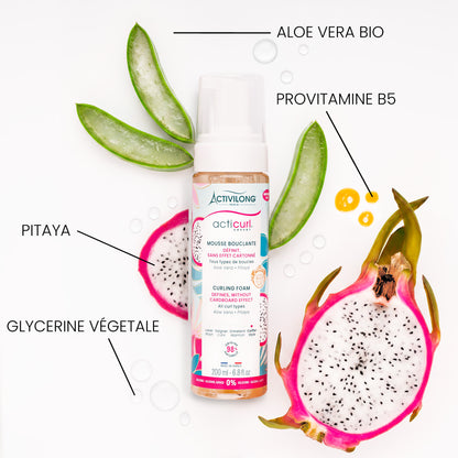 Visuel d'un Flacon de la Mousse Bouclante Acticurl Expert entouré de ses actifs aloe vera bio, provitamine B5, pitaya et glycérine végétale