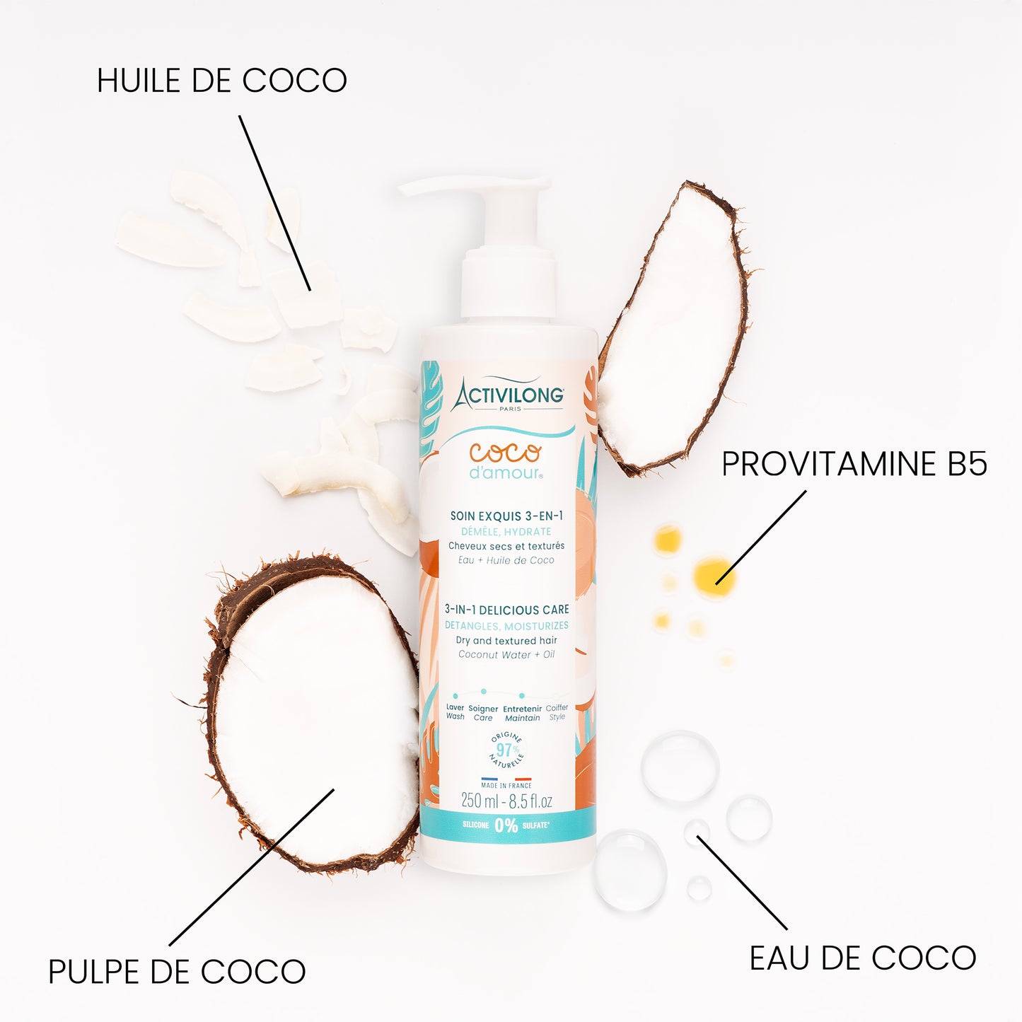 Flacon-pompe de Soin exquis 3-en-1 Coco d'Amour entouré de ses actifs sur fond blanc : pulpe de coco, copeaux de coco, huile de coco, gouttes de provitamine B5 et gouttes d'eau de coco, avec les mentions « Huile de coco », « Provitamine B5 », « Pulpe de coco » et « Eau de coco ».