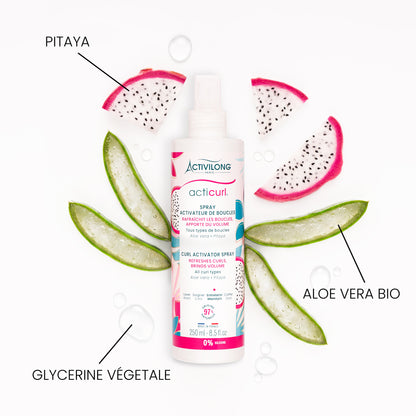 Visuel d'un Flacon du Spray Activateur de Boucles Acticurl entouré de ses actifs pitaya, aloe vera bio et glycérine végétale