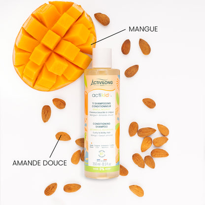 Flacon du Ti Shampooing Conditionneur Actikids entouré de ses actifs sur fond blanc : amandes douces et mangue coupée en cubes, avec les mentions « Mangue » et « Amande douce ».