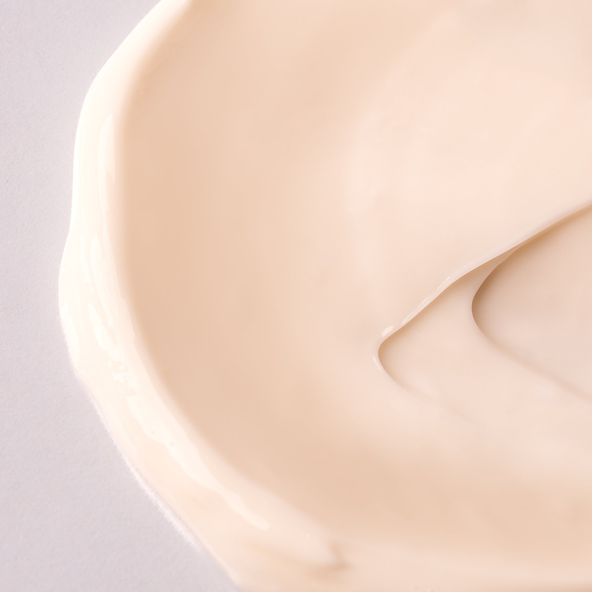 Visuel de la texture onctueuse de l'Après-Shampooing Sublimateur Acticurl Expert en gros plan sur fond neutre