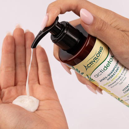Visuel d'un Flacon de l'Après-Shampooing Hydratant Actidetox versé dans le creux d'une main sur fond clair