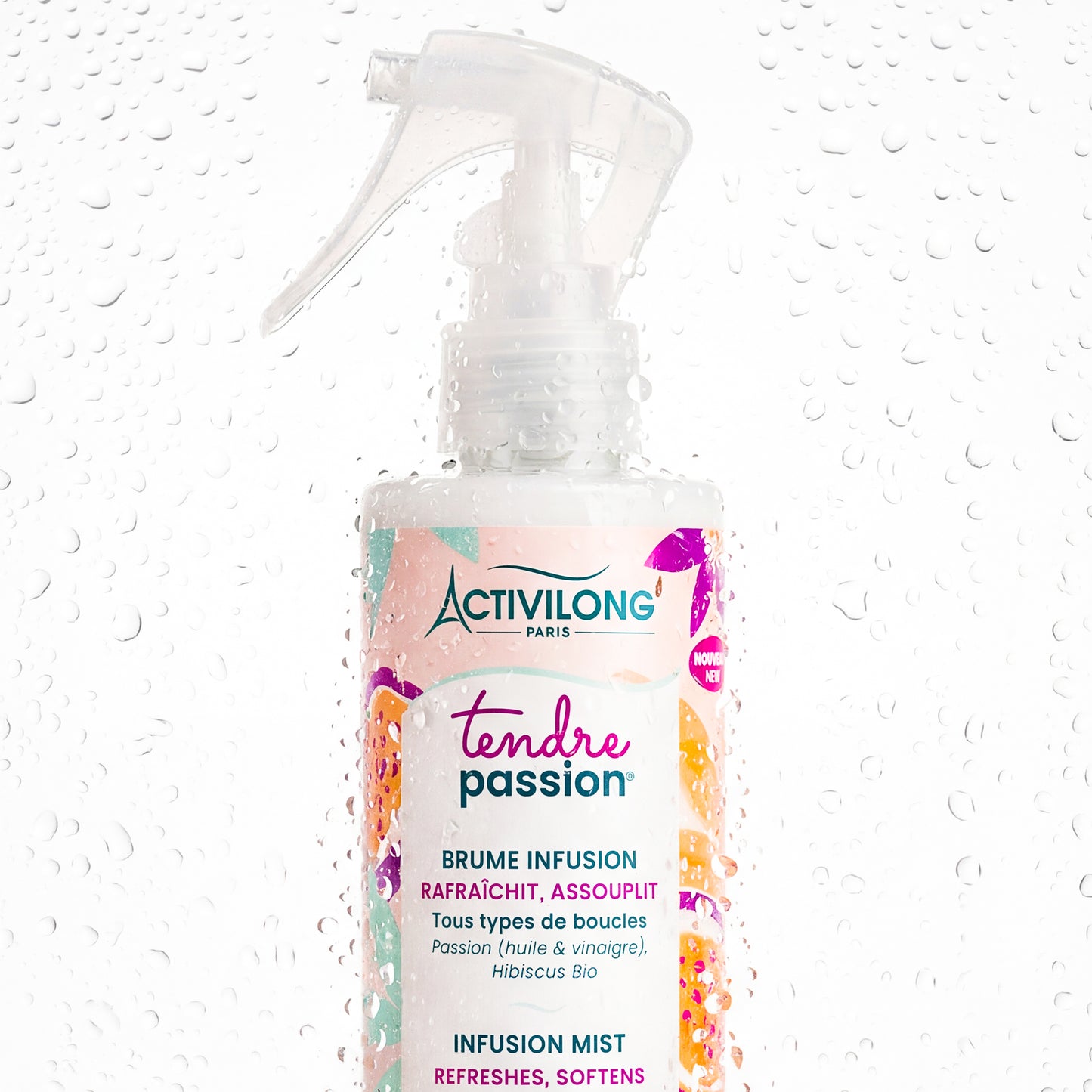 Visuel du spray Brume infusion Tendre Passion en gros plan, couvert de gouttelettes d'eau sur fond clair, évoquant la fraîcheur