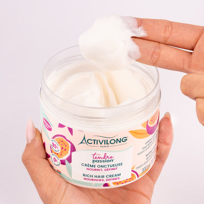 Visuel du pot Crème onctueuse Tendre Passion ouvert et tenu en main, des doigts prélevant la matière blanche onctueuse