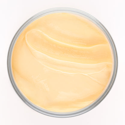 Visuel de la texture onctueuse de la Crème Soufflée Actiforce dans un pot vu de dessus sur fond clair