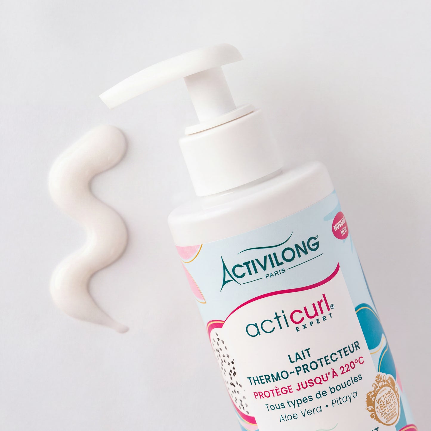 Visuel d'un Flacon du Lait Thermo-Protecteur Acticurl Expert avec une volute de lait onctueux déposée sur fond clair