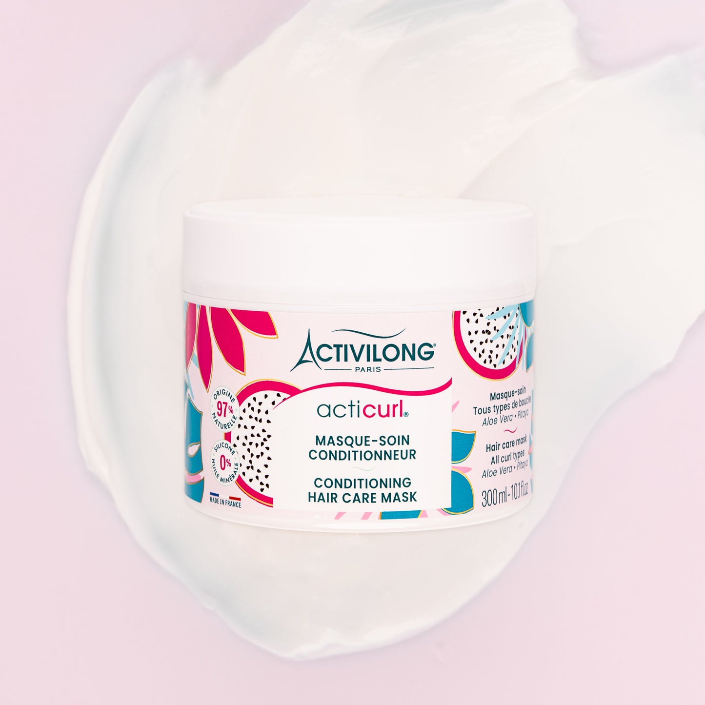 Visuel Texture d'un Pot du Masque-soin Conditionneur Acticurl posé sur une texture onctueuse étalée sur fond rose