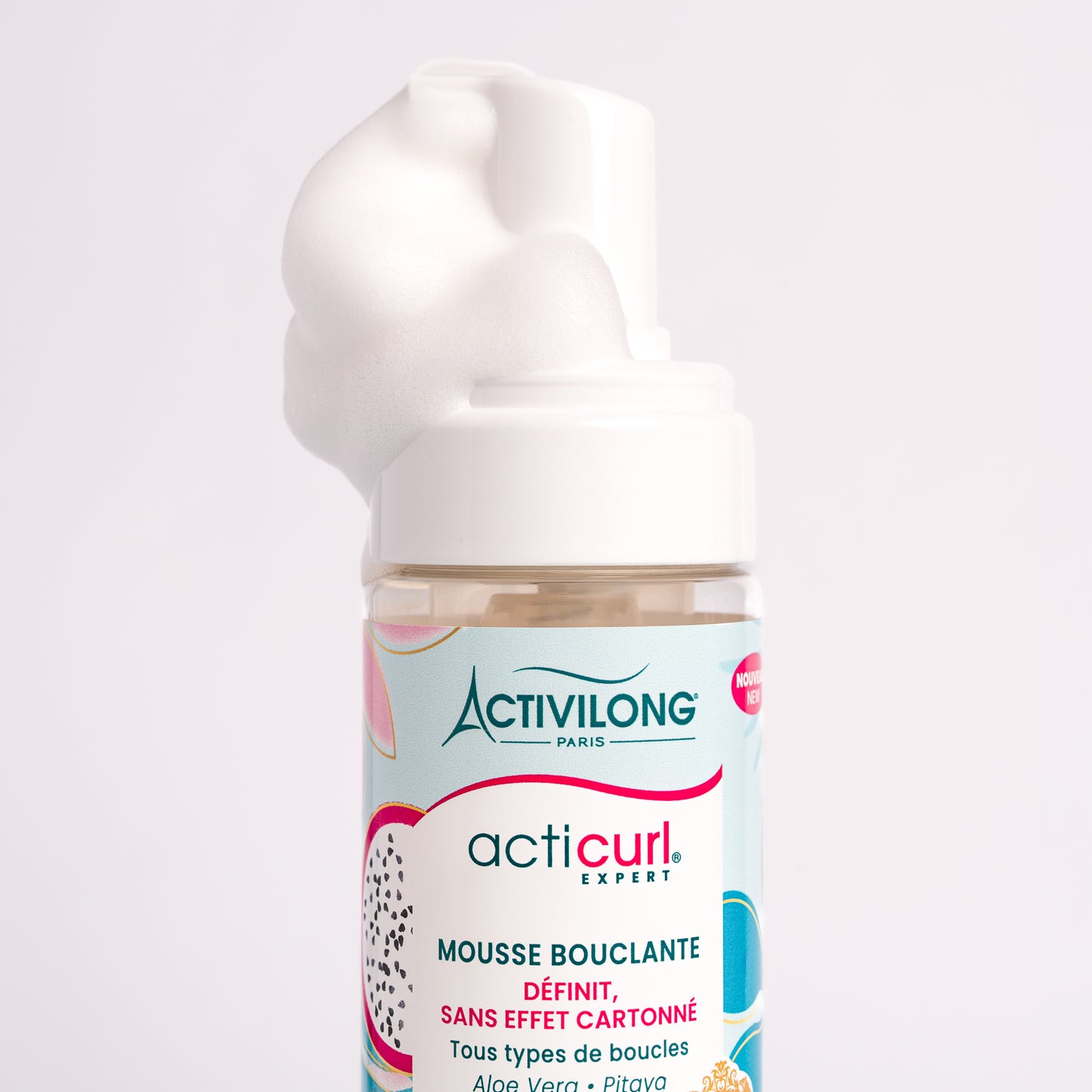 Visuel d'un Flacon de la Mousse Bouclante Acticurl Expert surmonté d'une noisette de mousse aérienne sur fond clair