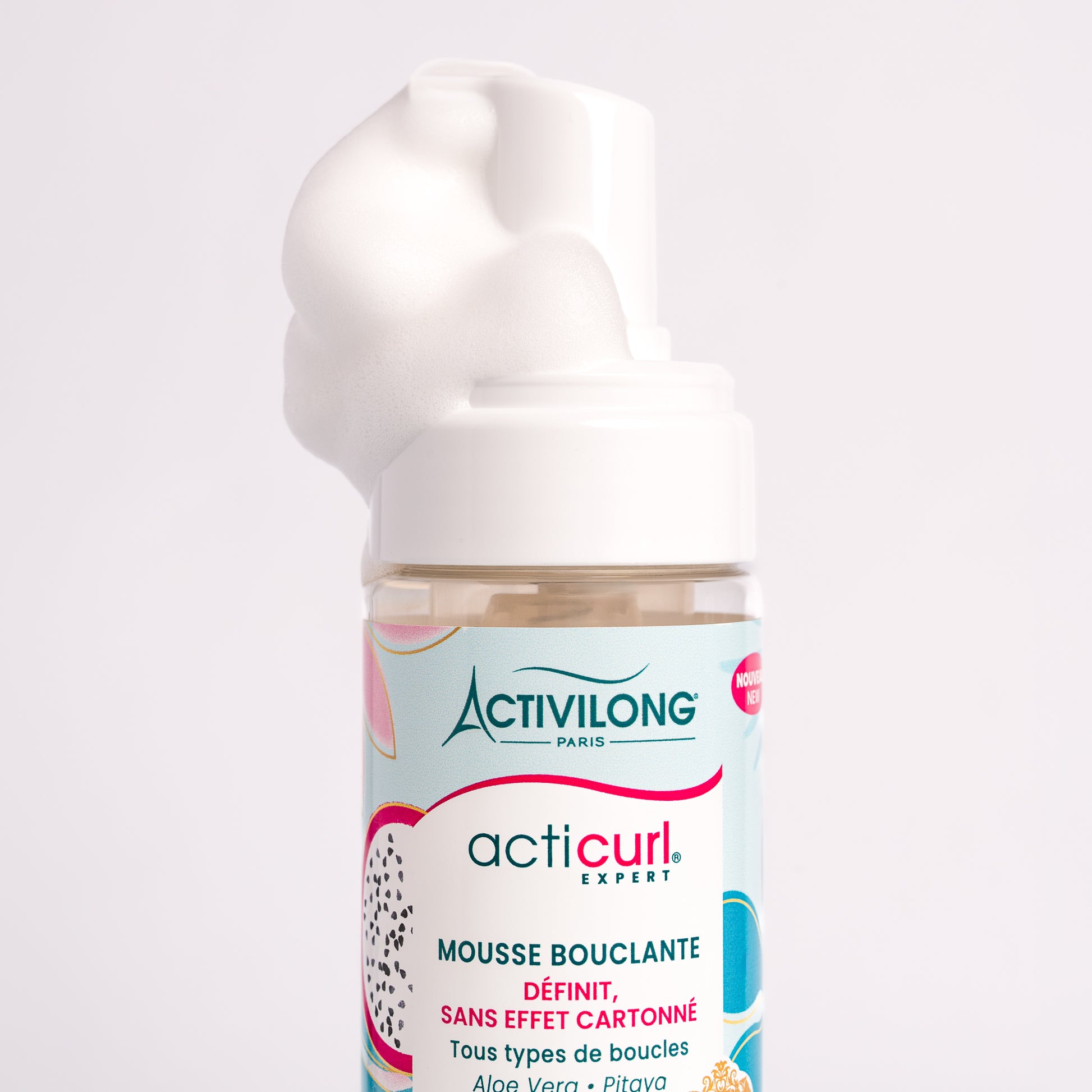 Visuel d'un Flacon de la Mousse Bouclante Acticurl Expert surmonté d'une noisette de mousse aérienne sur fond clair