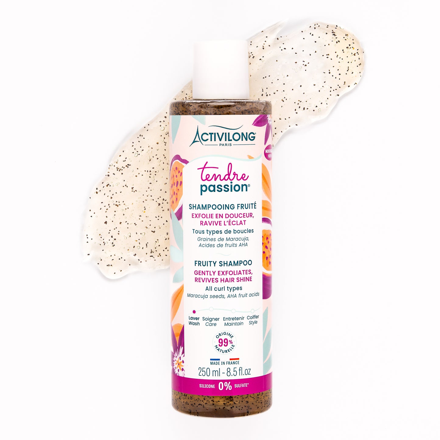 Visuel du flacon Shampooing fruité Tendre Passion couché sur fond blanc, entouré du gel exfoliant étalé aux graines de maracuja