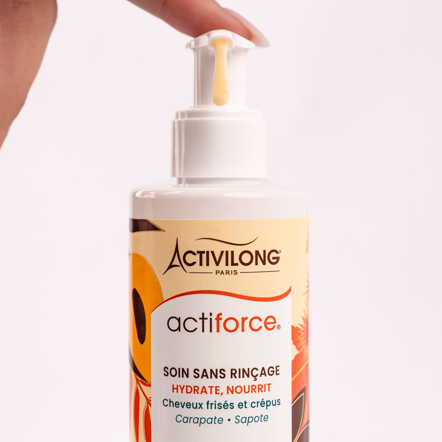 Visuel d'un Flacon du Soin Sans Rinçage Actiforce avec une goutte de soin onctueux perlant à la pompe sur fond clair
