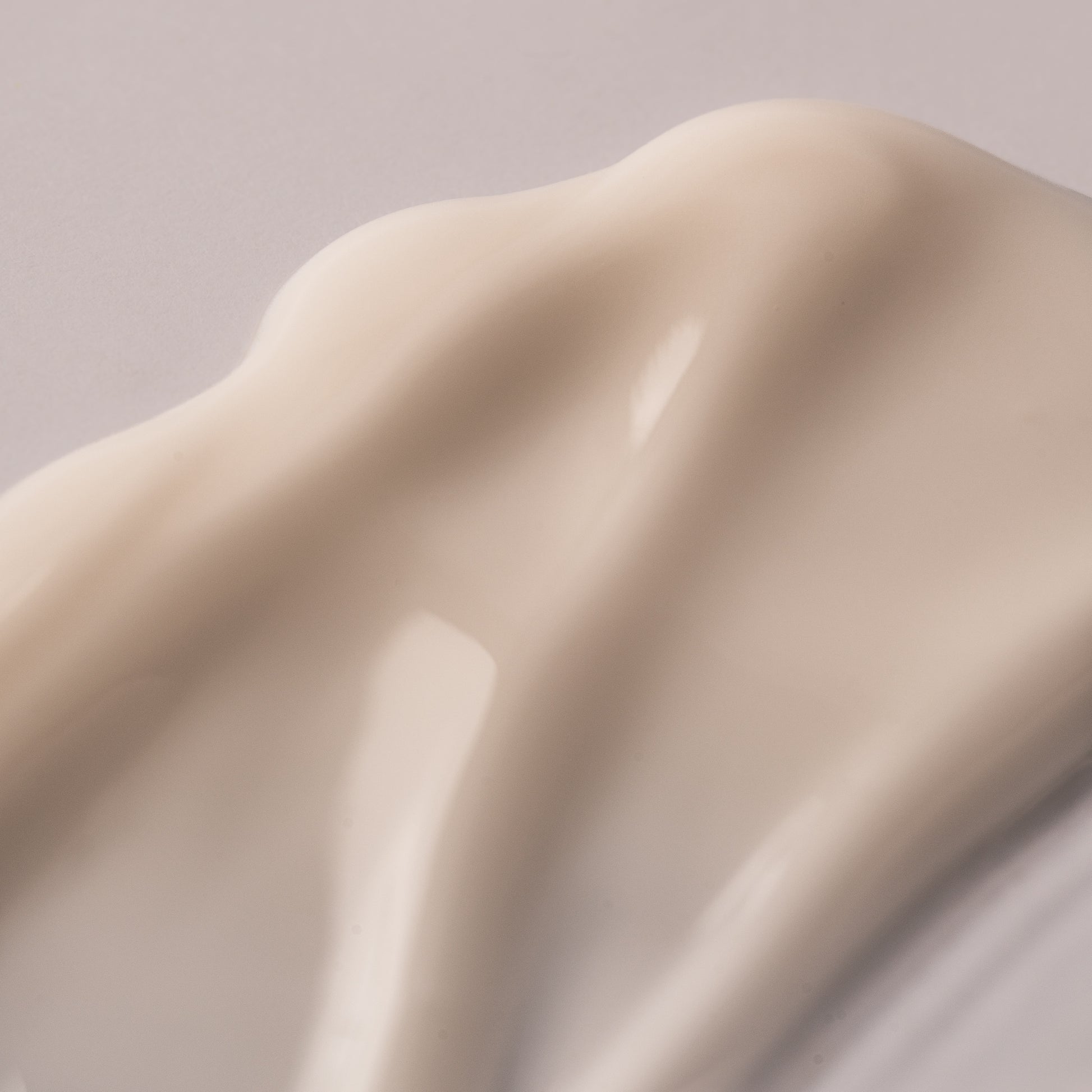 Visuel de la texture onctueuse du Soin Sans Rinçage / Leave-In Acticurl en gros plan sur fond neutre