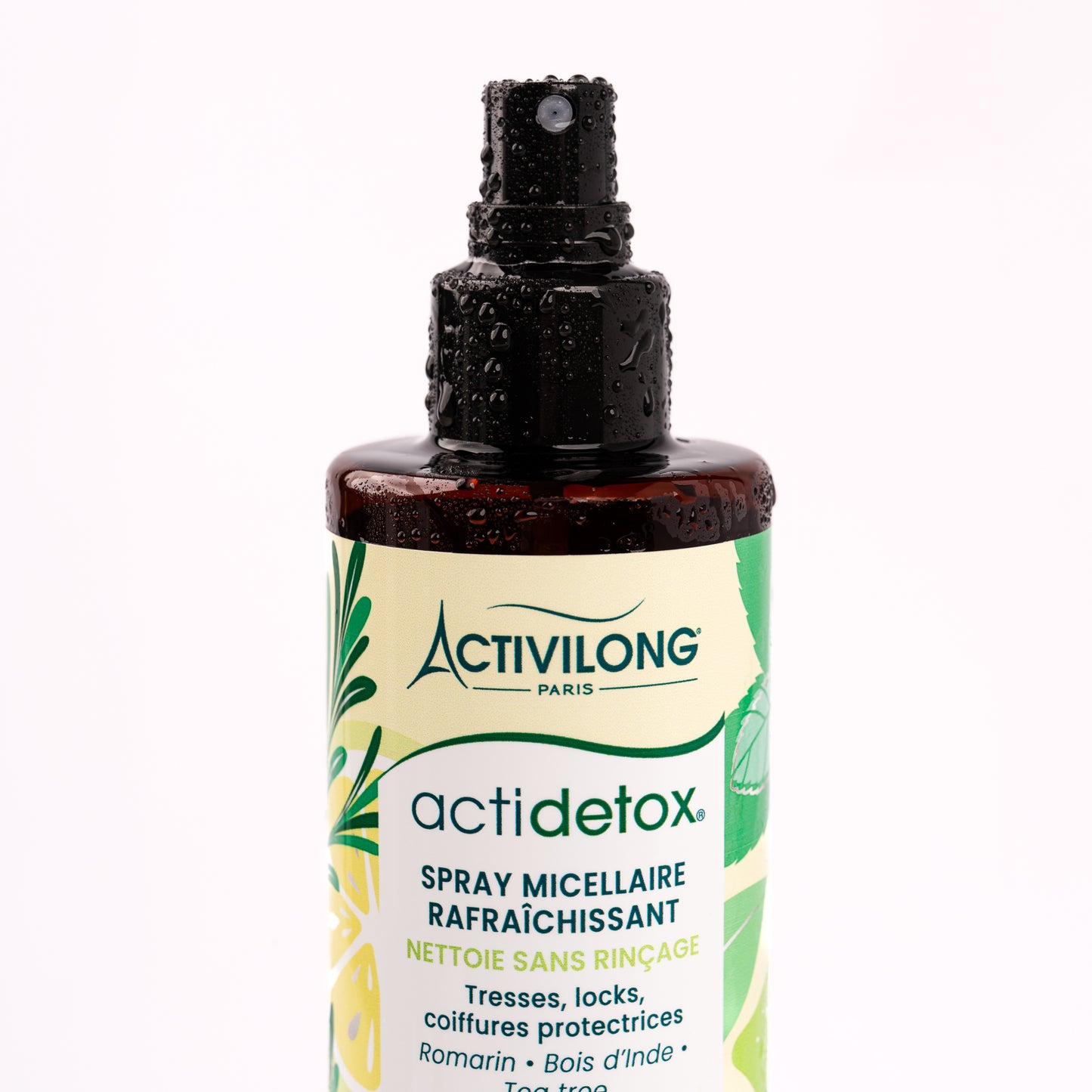 Visuel d'un Flacon du Spray Micellaire Rafraîchissant Actidetox en gros plan, couvert de gouttelettes d'eau sur fond clair