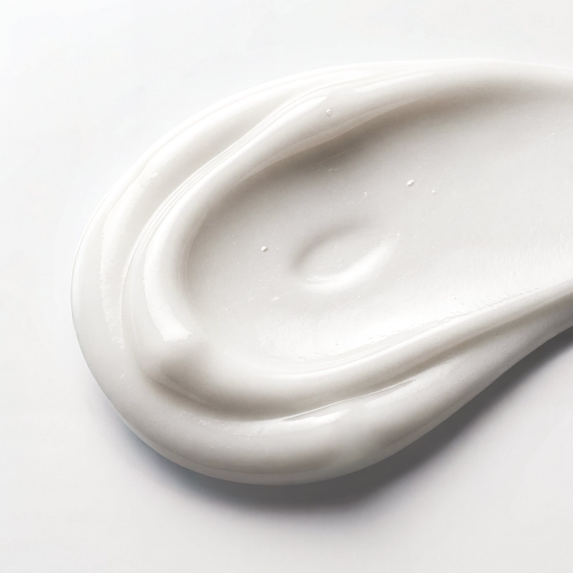 Visuel de la texture onctueuse du Ti Après-Shampooing Actikids étalée sur fond blanc