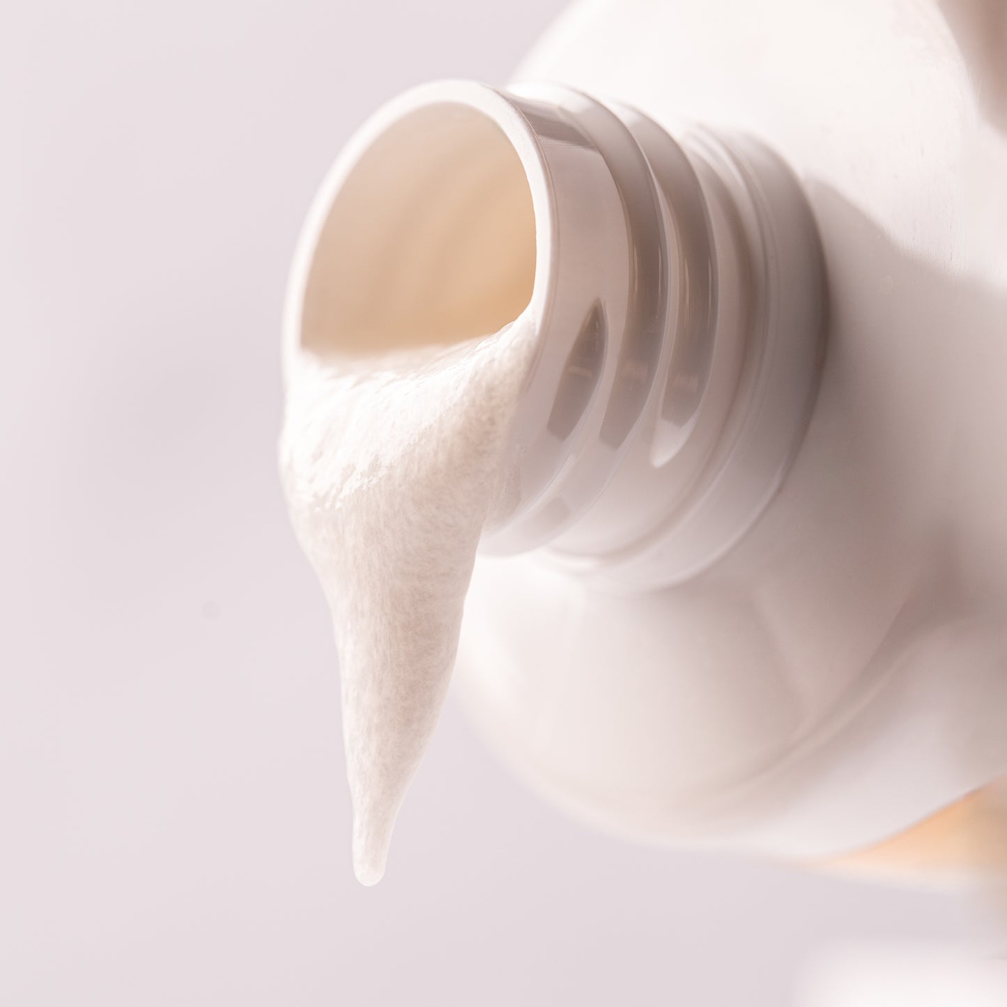 Visuel de la texture onctueuse du Ti Co-Wash Actikids s'écoulant du flacon