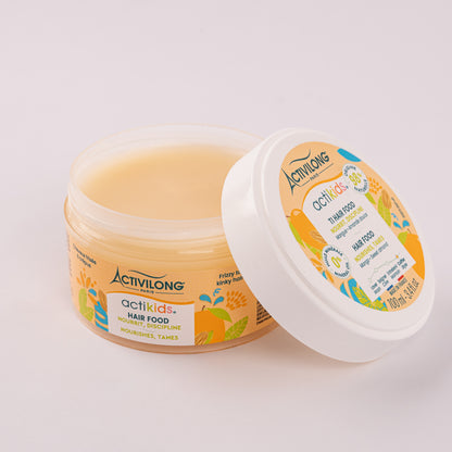 Visuel d'un Pot ouvert du Hair Food Actikids dévoilant sa texture onctueuse, couvercle posé à côté sur fond clair