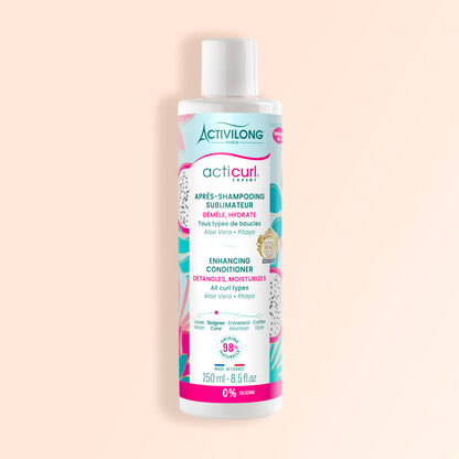 Après-shampooing Sublimateur Acticurl Expert pour cheveux bouclés, flacon 250 ml sur fond crème