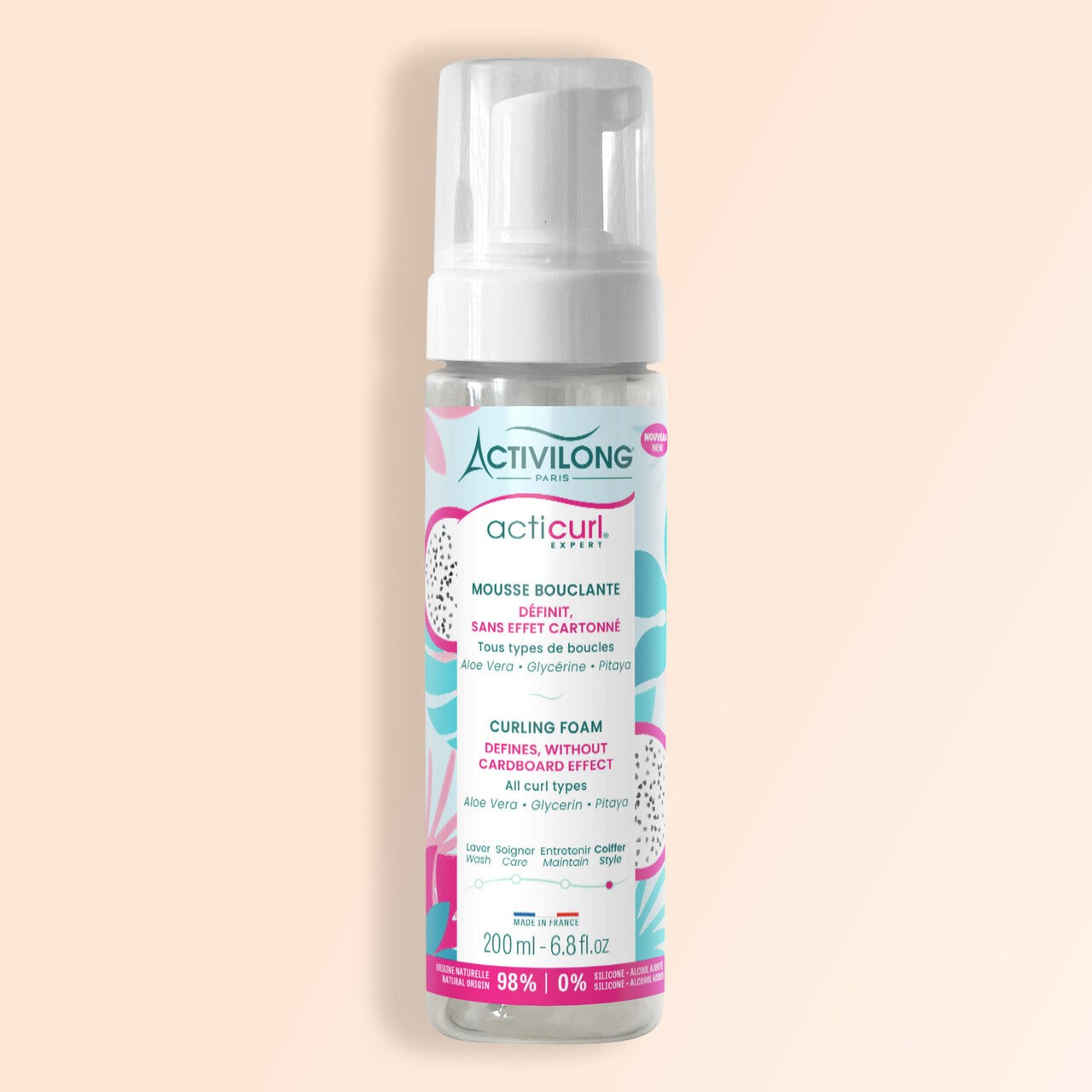 Packshot Mousse bouclante Acticurl Expert 200 ml pour cheveux bouclés, flacon avec pompe sur fond crème