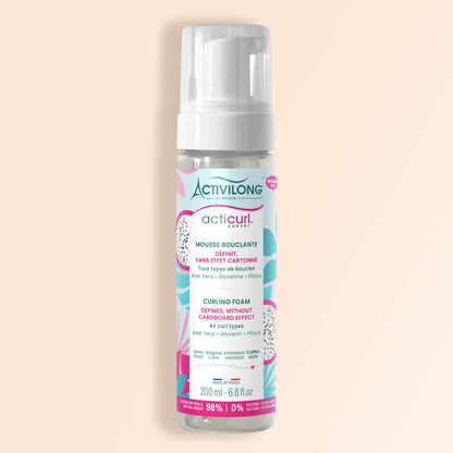 Packshot Mousse bouclante Acticurl Expert 200 ml pour cheveux bouclés, flacon avec pompe sur fond crème