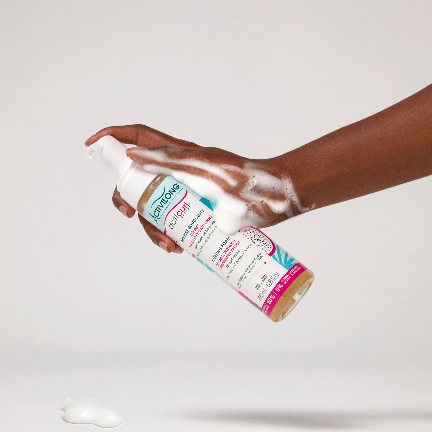Texture légère de la mousse bouclante Acticurl Expert appliquée dans la main