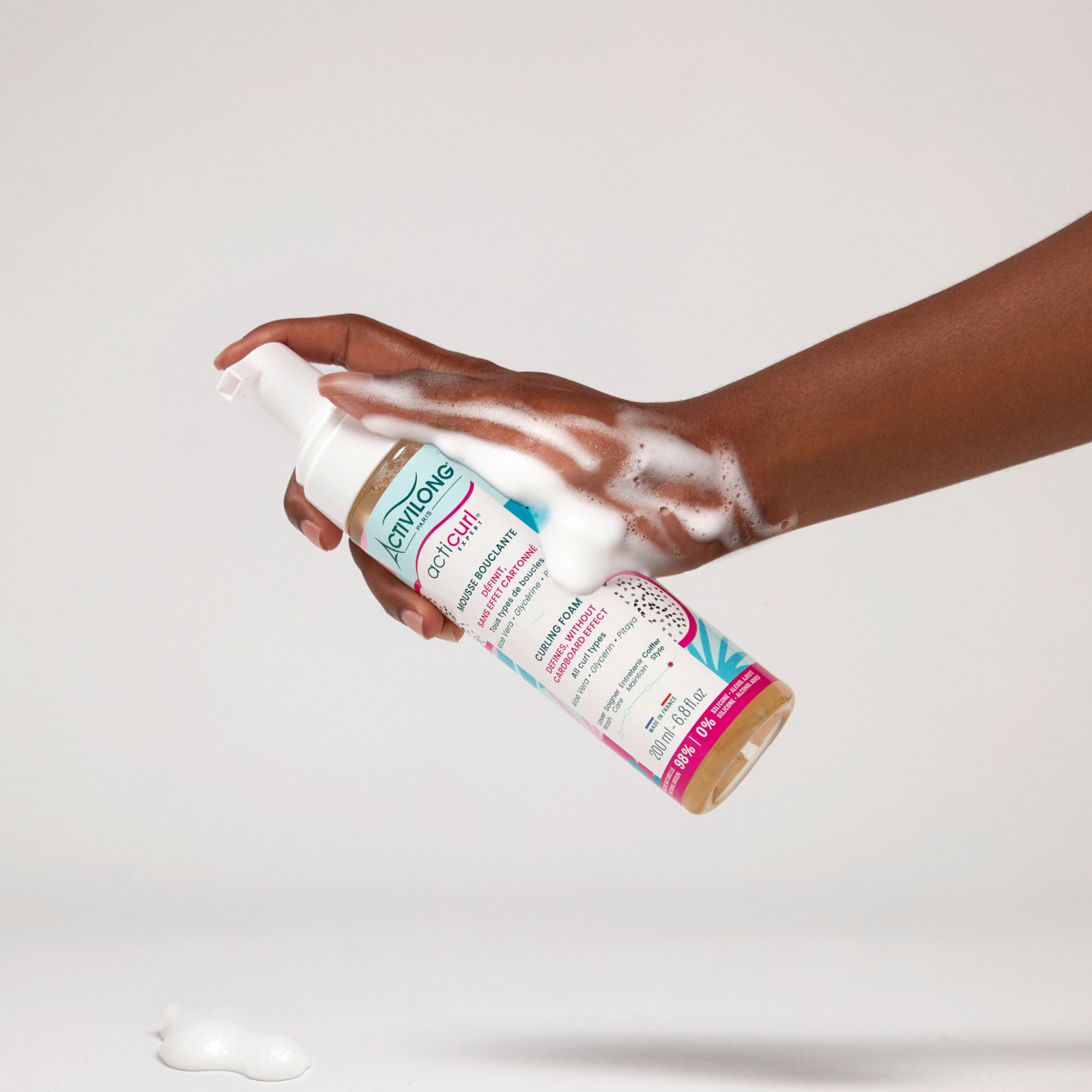 Texture légère de la mousse bouclante Acticurl Expert appliquée dans la main